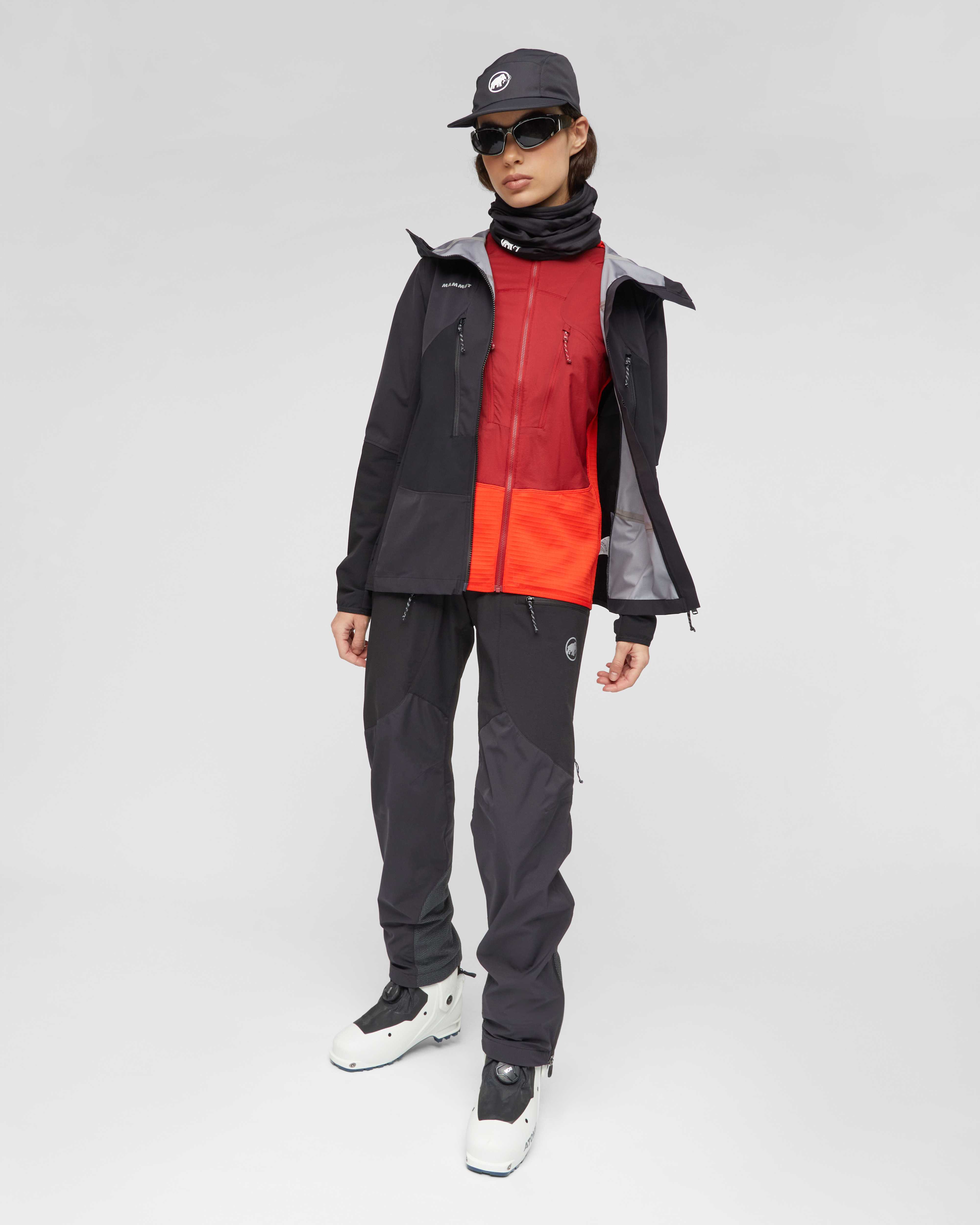 Mammut Aenergy Pro SO Hybrid Hooded Jacket Women, black - Black - Outdoor view