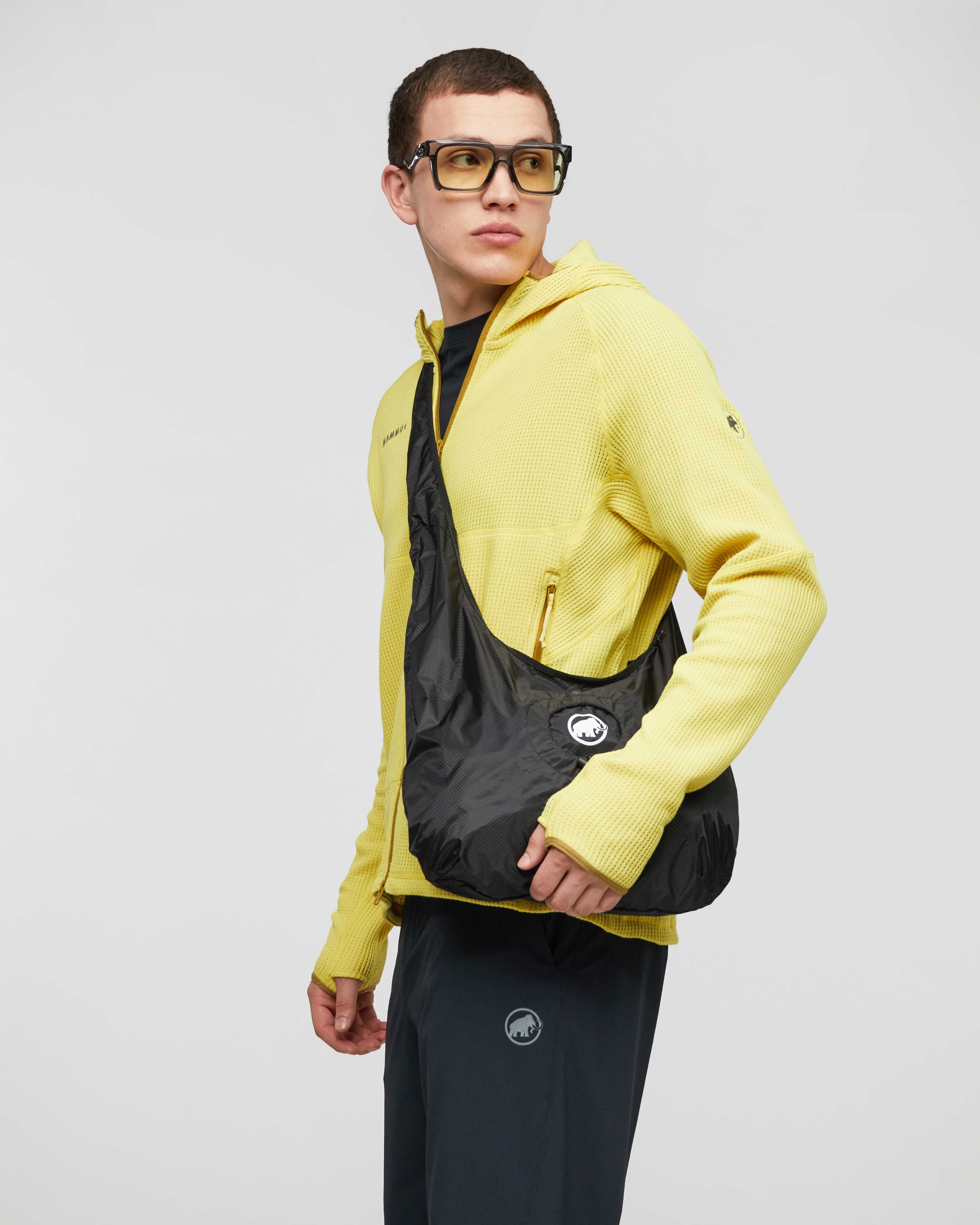 Mammut Valley Shopper bag, creas black - Creas black - Model side view
