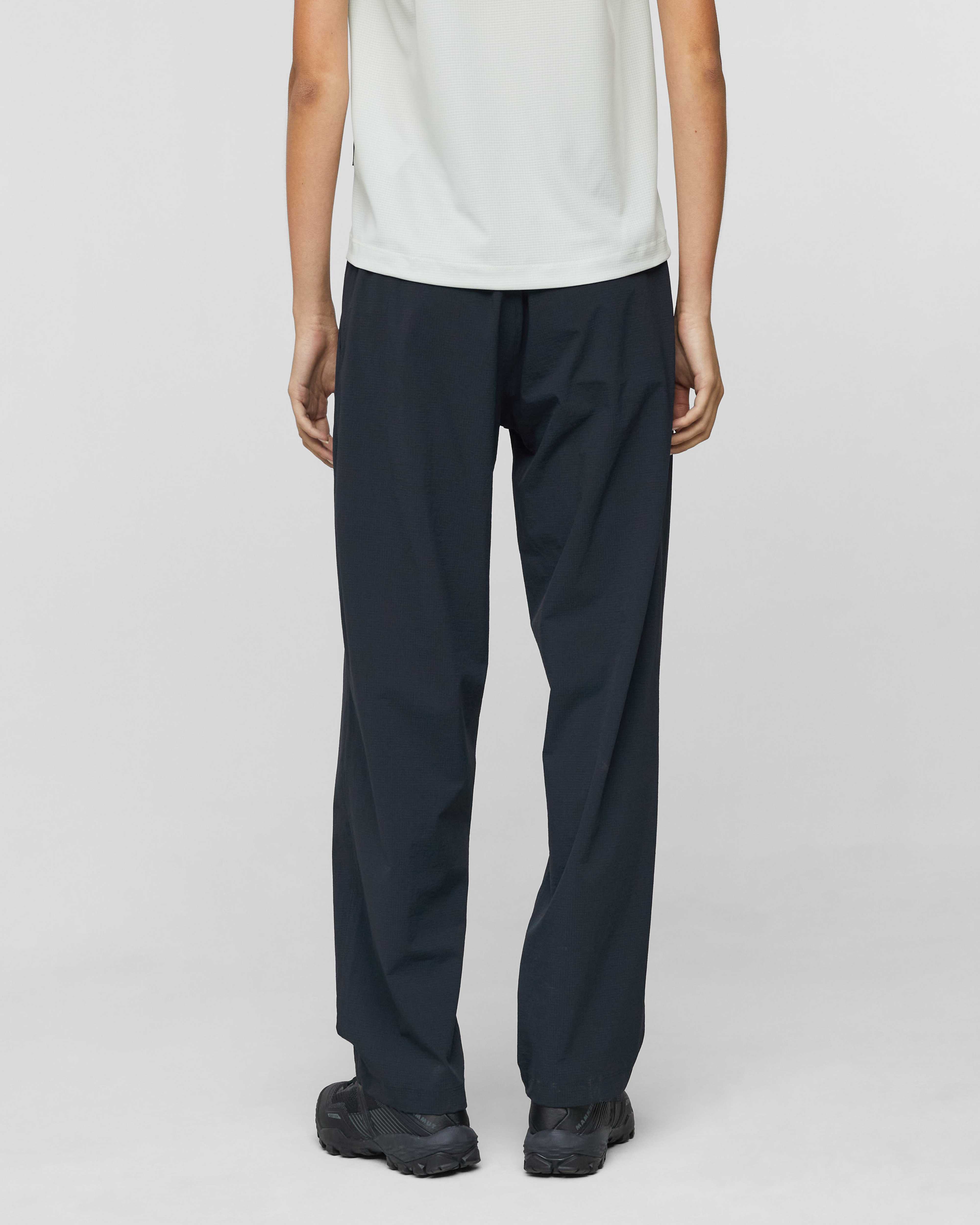 Mammut Valley Airdot Pants Women, creas black - Creas black - Model back view