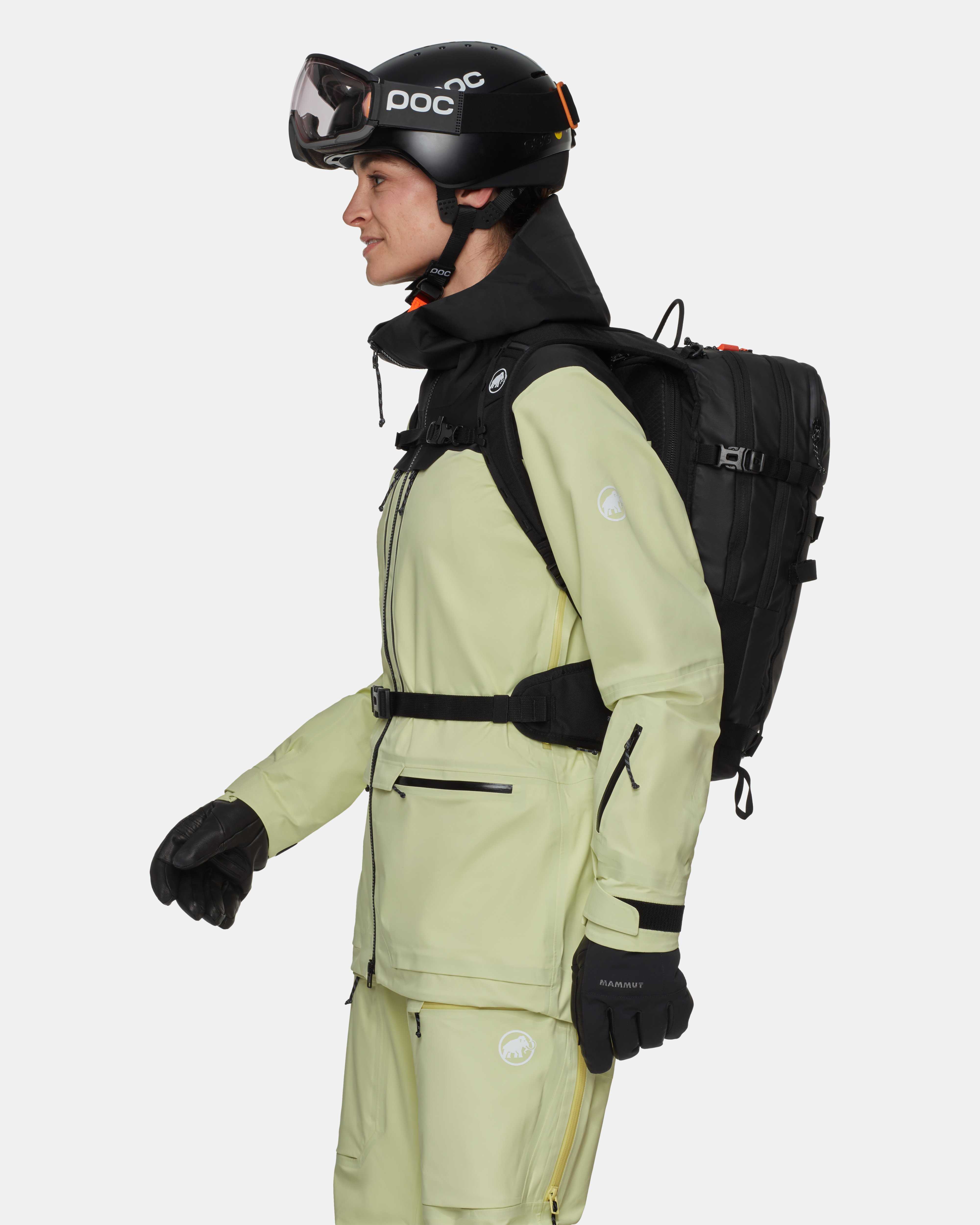 Mammut Nirvana 22 Women, black - Black - Model side view