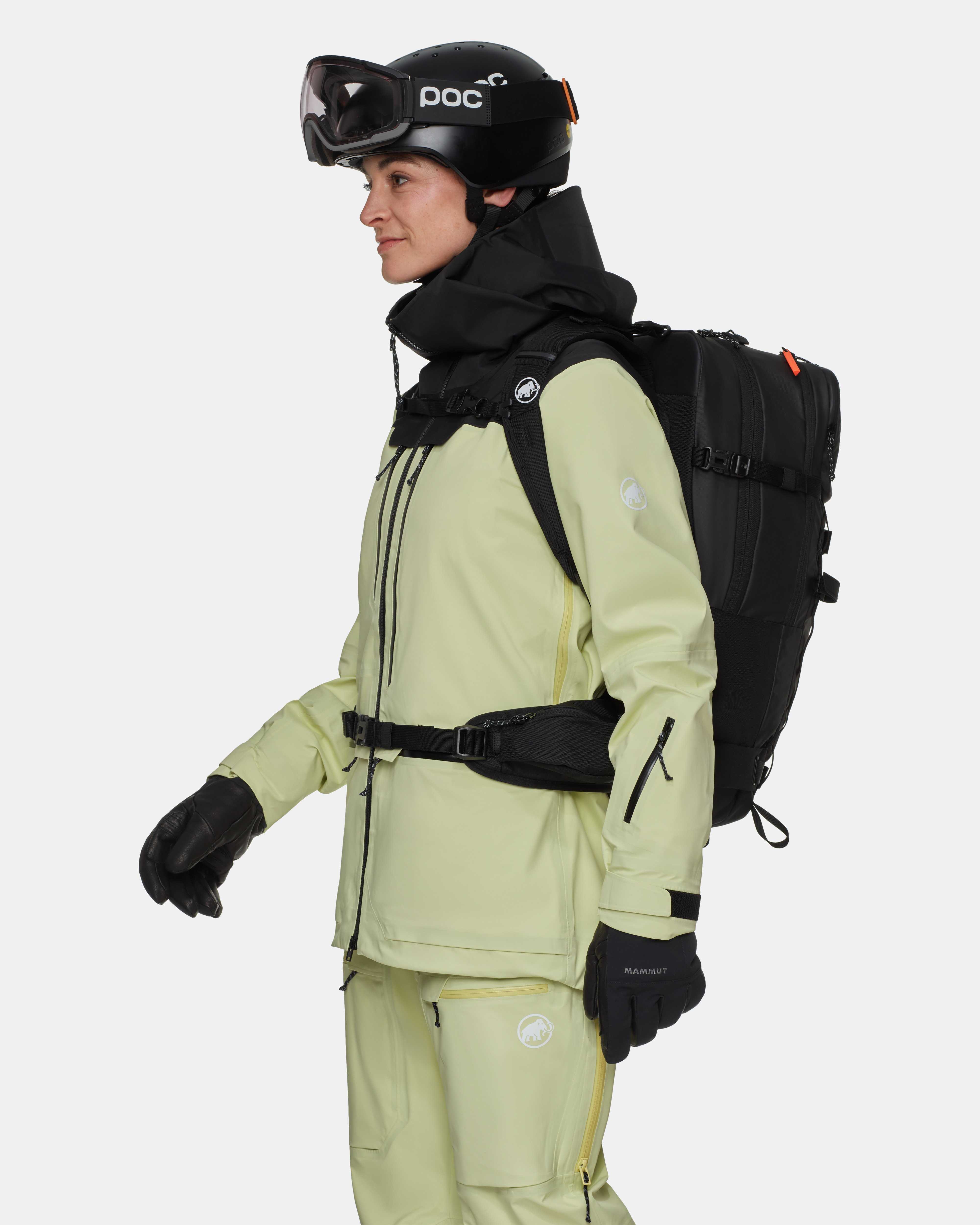 Mammut Nirvana 35 Women, black - Black - Model side view