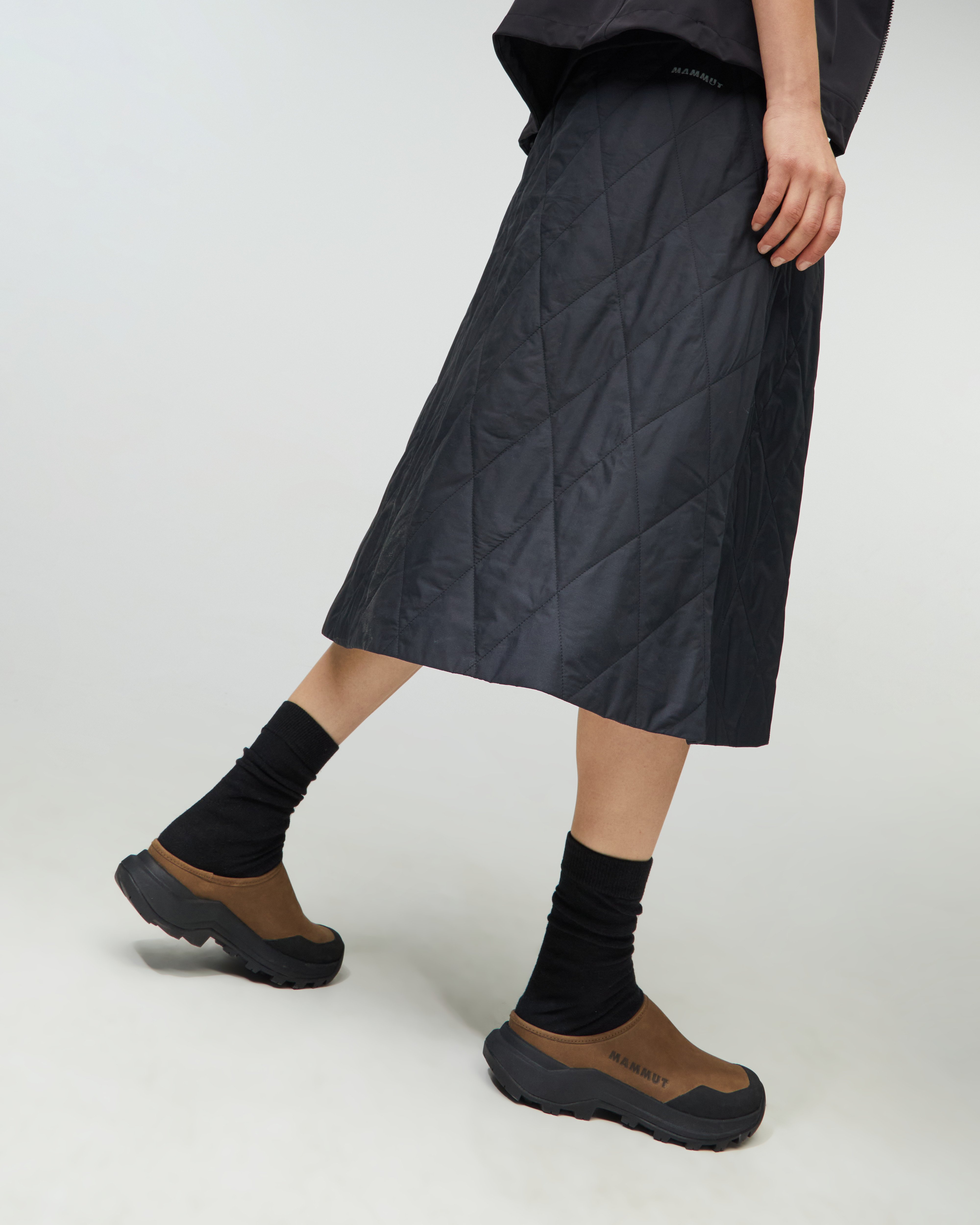 Mammut Sertig Slip-on Low Women, moor-black - Moor-black - Model front view