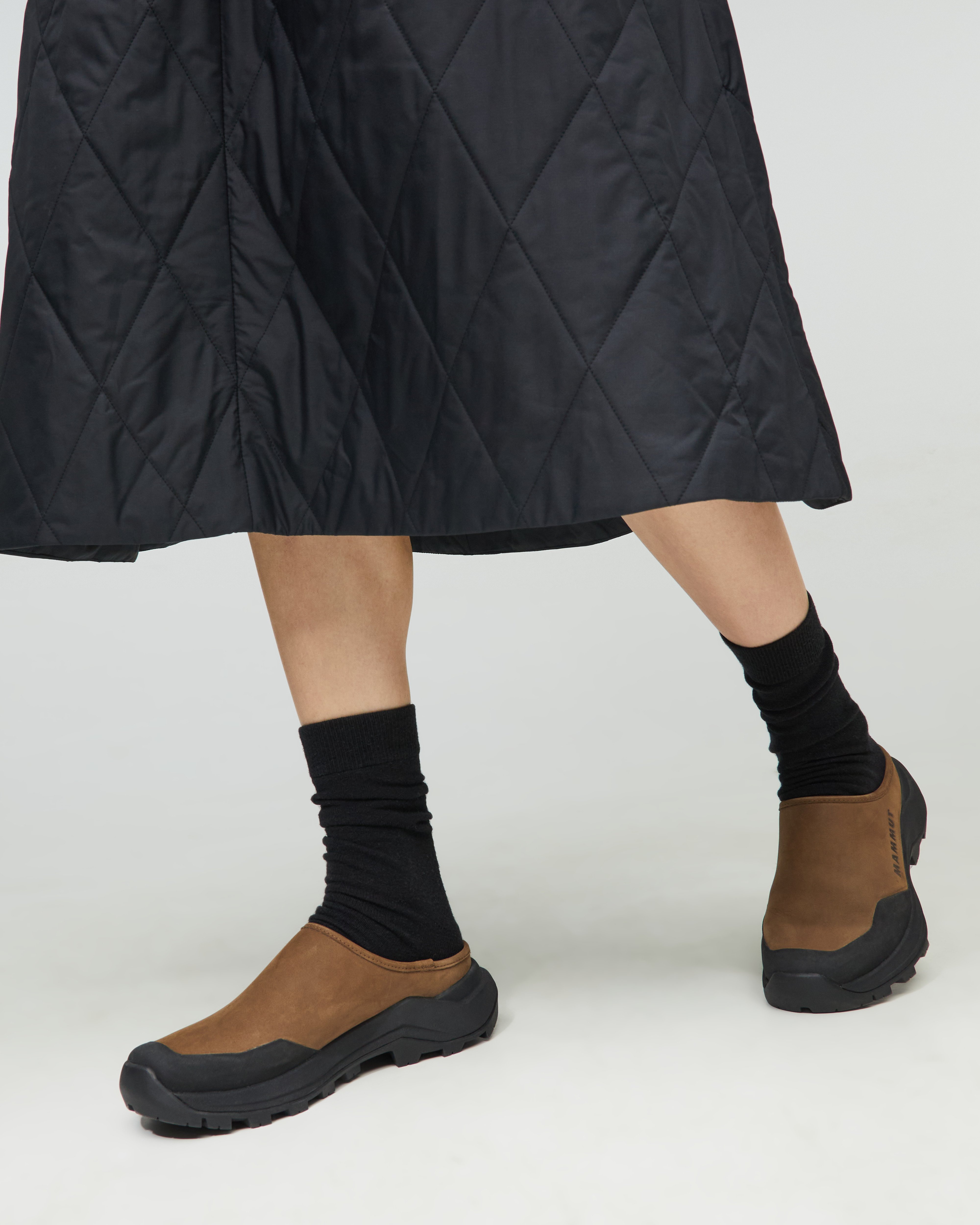 Mammut Sertig Slip-on Low Women, moor-black - Moor-black - Model front view