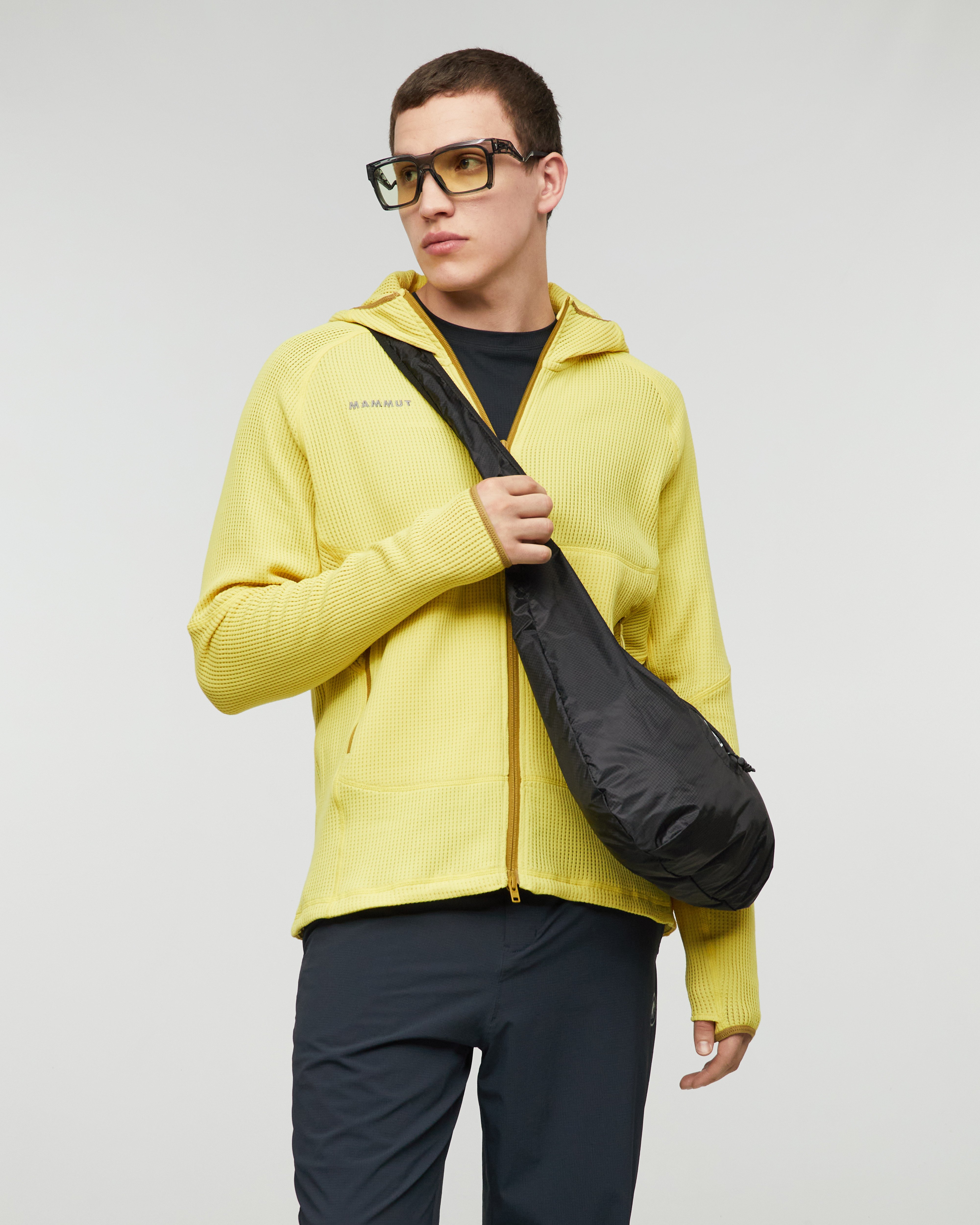 Mammut Valley Shopper bag, creas black - Creas black - Model front view